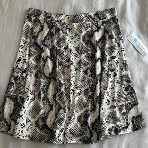 Snake skirt tag on soft material